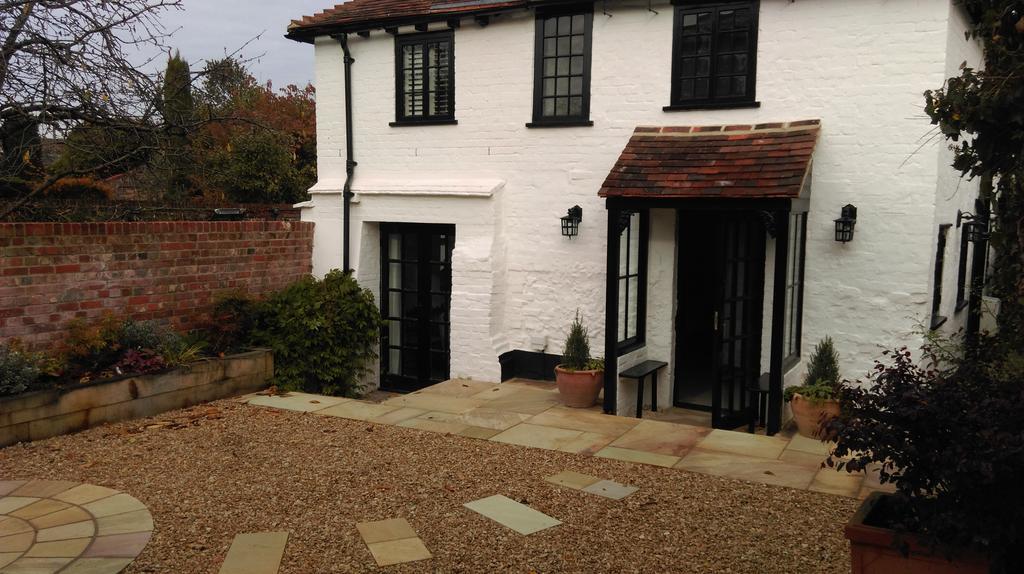 Henry VIII Cottage In The Heart Of Henley Exterior photo