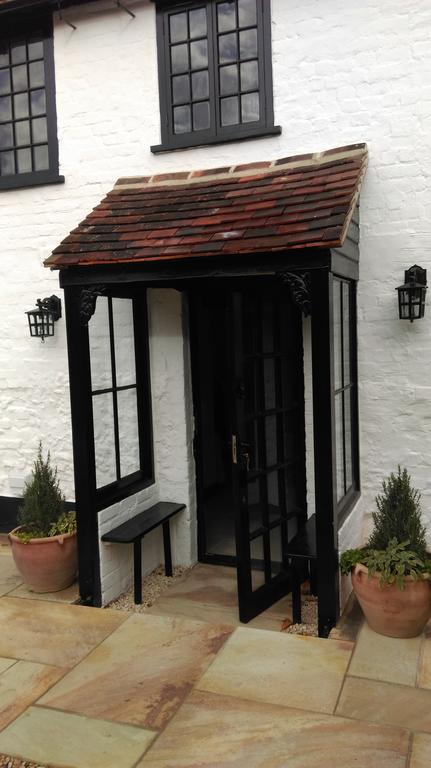 Henry VIII Cottage In The Heart Of Henley Exterior photo