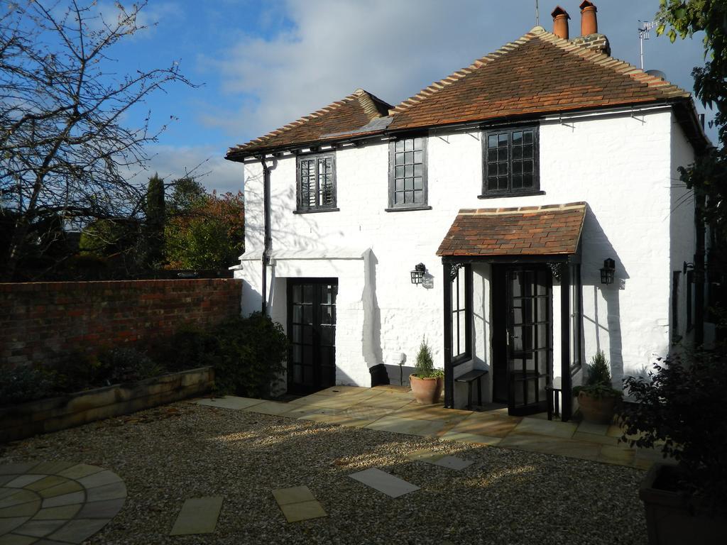 Henry VIII Cottage In The Heart Of Henley Exterior photo
